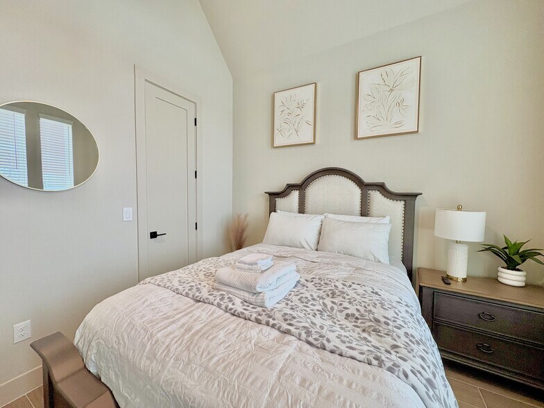 Building Photo - 275 Ginger St