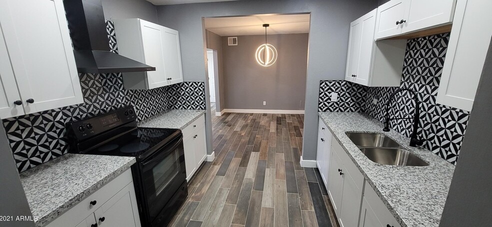 Building Photo - 105 N Los Robles Dr