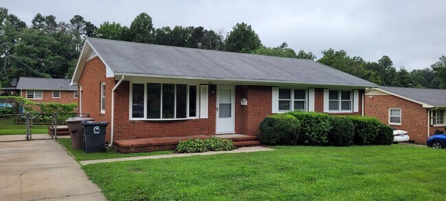 Primary Photo - 2111 Carpenter St