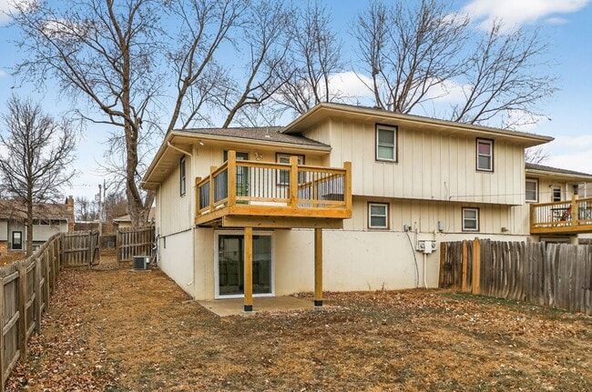 Building Photo - Gorgeous 3/2 townhome in Blue Springs!