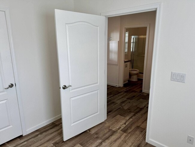 Building Photo - 887 E Colonial Cir