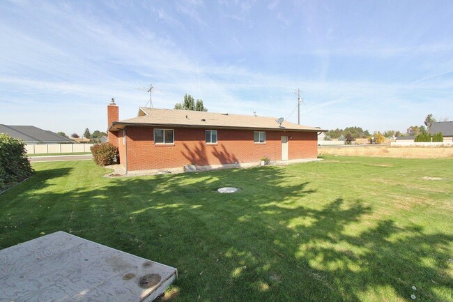 Building Photo - 23750 Fox Ave