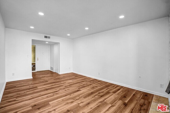 Building Photo - 3670 Greenfield Ave