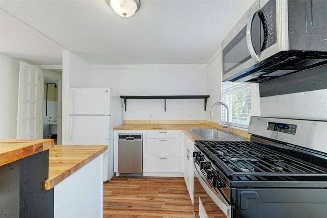 Building Photo - 1401 Windsor Rd