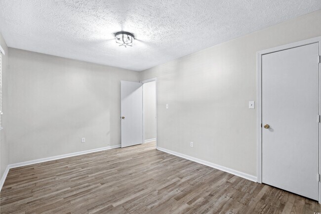 Building Photo - 715 Pine Dr