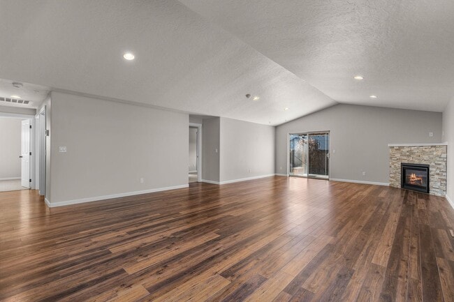 Building Photo - 4 Bed 2.5 Bath Single level - Fenced