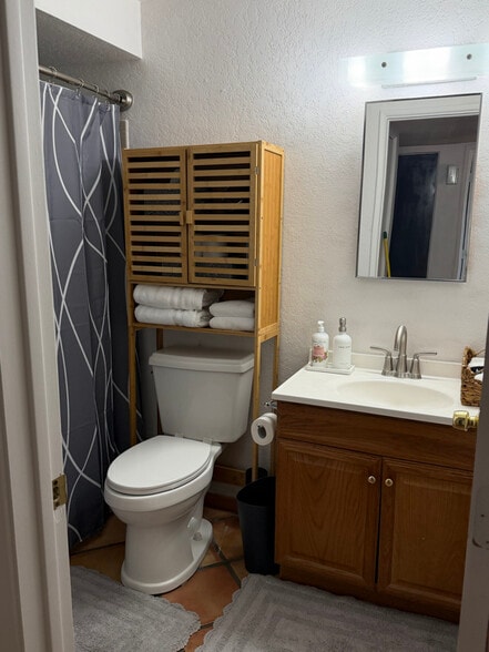 Building Photo - 1711 E Camino Carreta