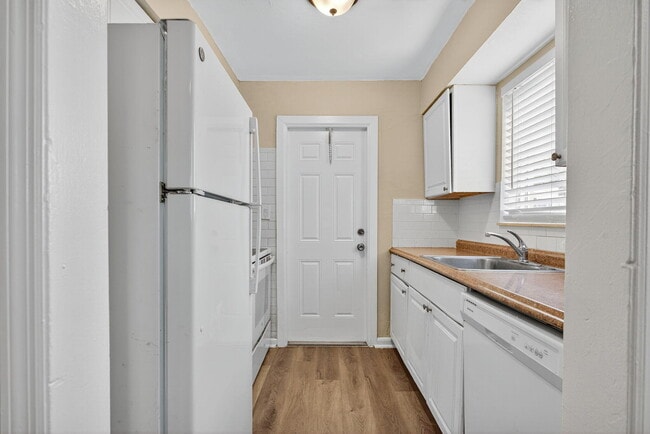 Building Photo - 3211 NE 7th Ave