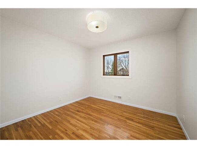 Building Photo - 953 Redwood Dr