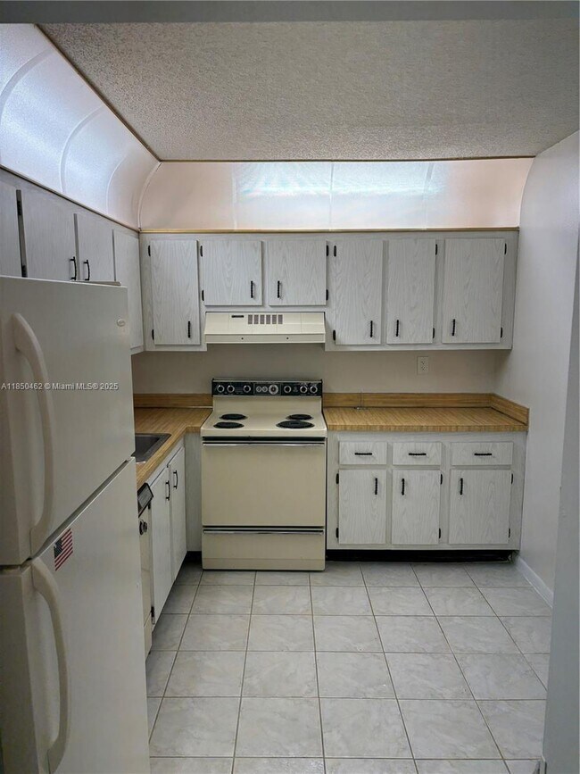 Building Photo - 1820 N Lauderdale Ave
