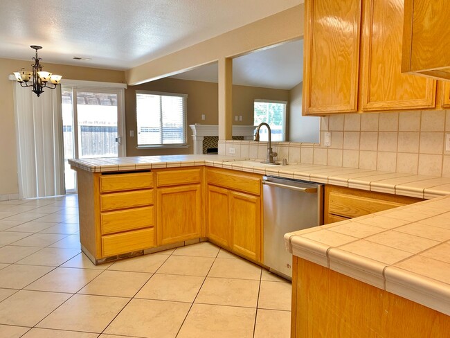 Building Photo - 4 Bedroom Home in Hollister