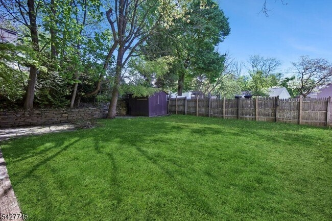 Building Photo - 32 Center St