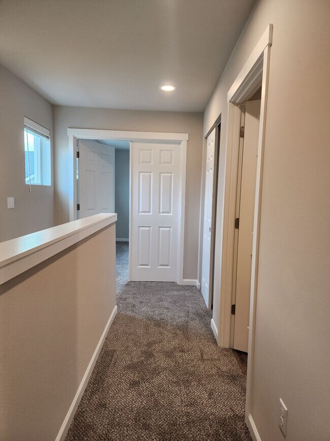 Building Photo - 15603 View Dr Ct SE