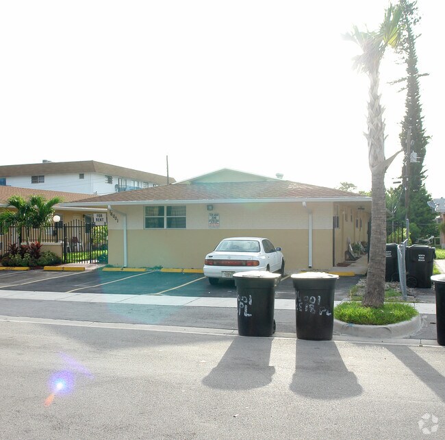 Building Photo - Gulfstream Apartments