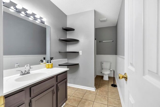 Building Photo - An adorable home! Pets Welcome!