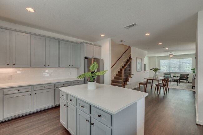 Building Photo - * MOVE IN SUMMER 7/15/2027 * 5-Bed 5.5 Bat...