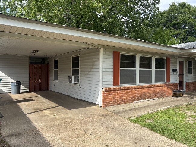 Building Photo - 641 Mary Ann St
