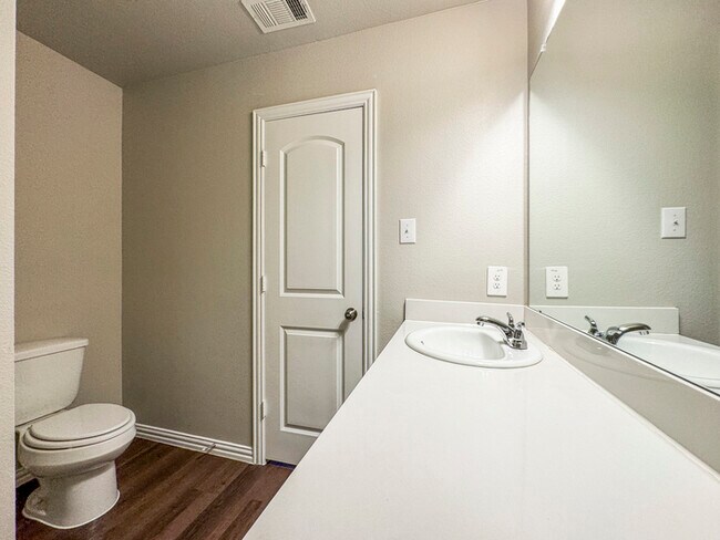 Building Photo - 2222 Echo Lake Dr
