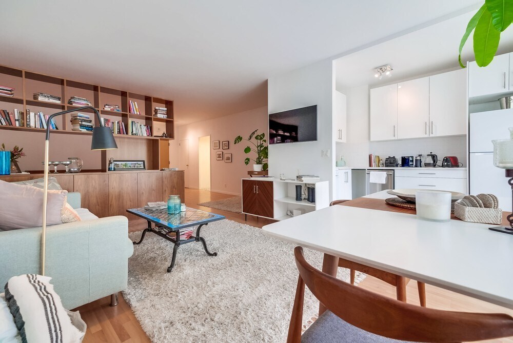 Building Photo - 999 N Doheny Dr