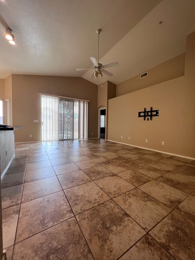 Building Photo - 4 BEDROOM WITH POOL