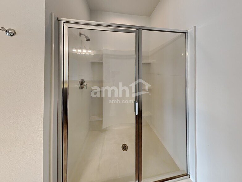 Building Photo - 4878 St James Ln