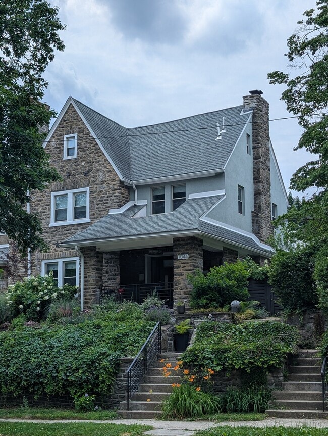 Building Photo - 7044 Lincoln Dr