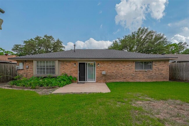 Building Photo - 2027 Briar Ridge Dr