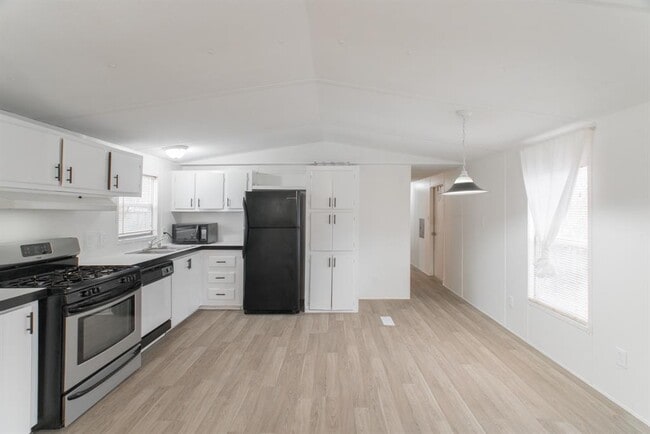 Building Photo - 9140 Sharyn Dr