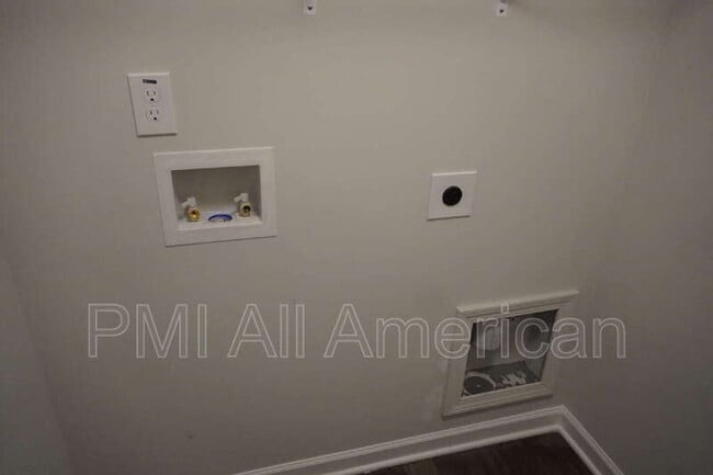 Building Photo - 289 Greenbay St