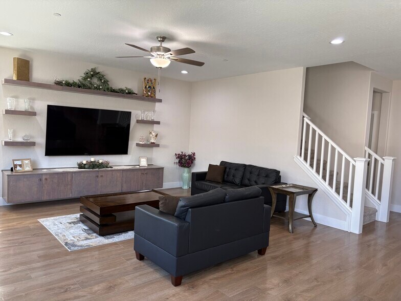 Building Photo - 2875 E Colina Dr