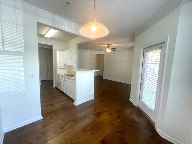 Building Photo - 2 Bedroom, 2 Bath Condo in Southampton Poi...