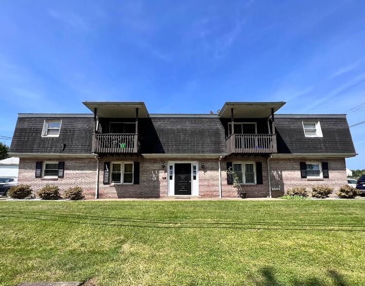 Front, 301 lee Rd. 4 unit building on lee Rd. - 301 Lee Rd