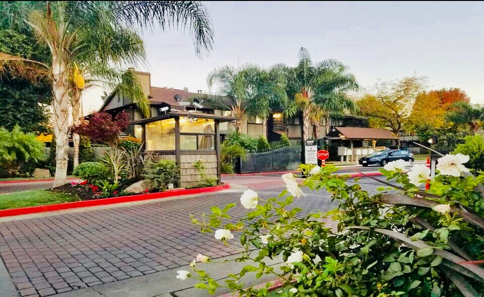Building Photo - 1190 S Winery Ave