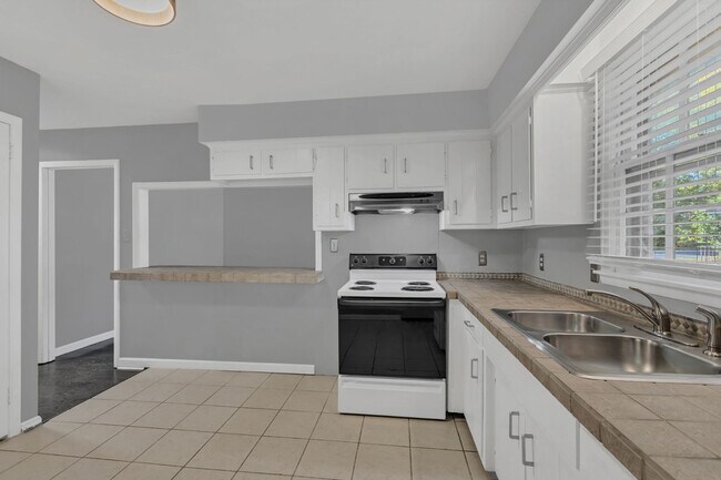 Building Photo - Charming Duplex in Prime Walkable 12 South Location!