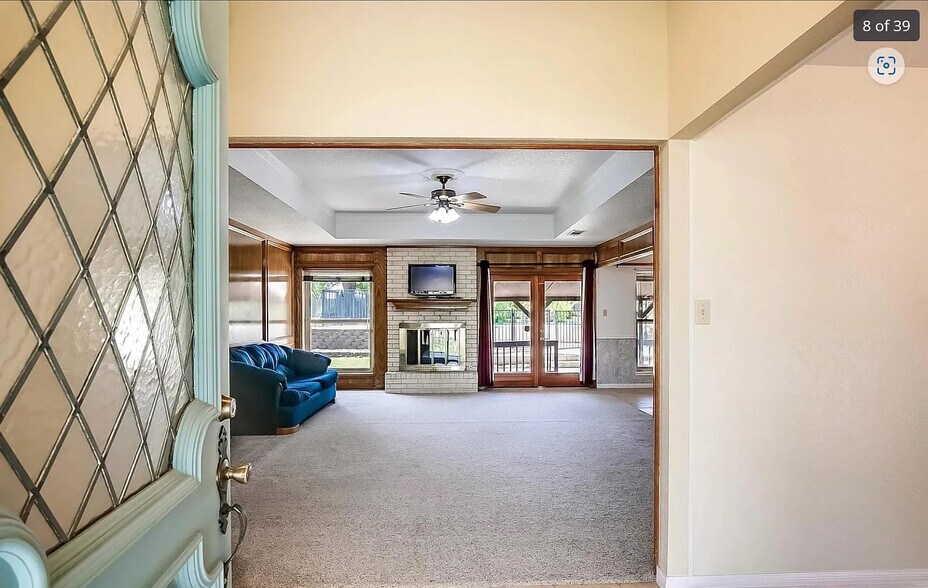 Building Photo - Room in House on Magic Hill Dr