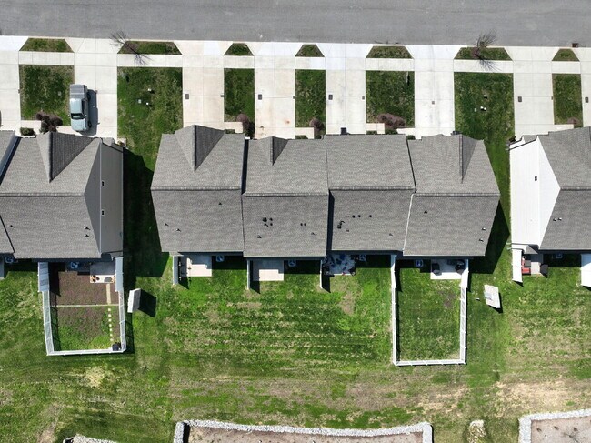 Building Photo - Updated Gallatin Townhome | 3BR + Garage, W/D Included