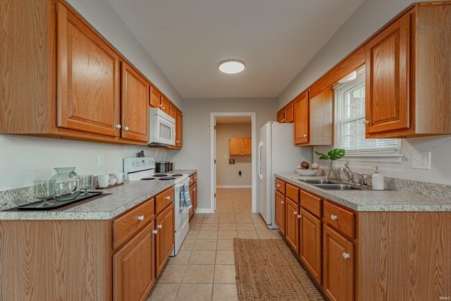 Building Photo - 7127 Pinehurst Dr