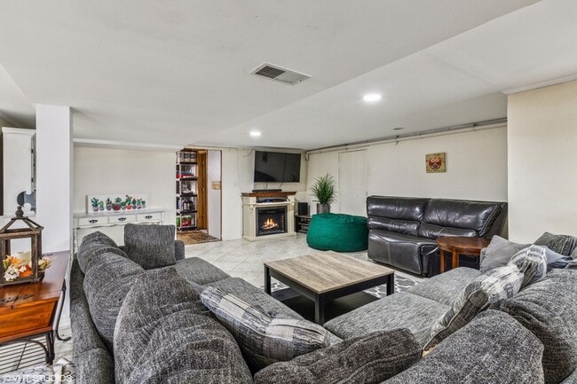 Building Photo - 1418 S 6th Ave