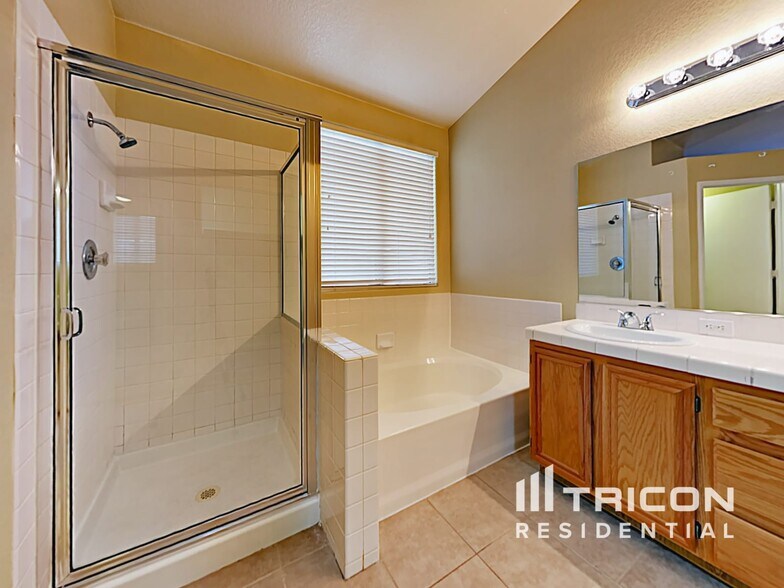 Building Photo - 610 Largo Azul Ave