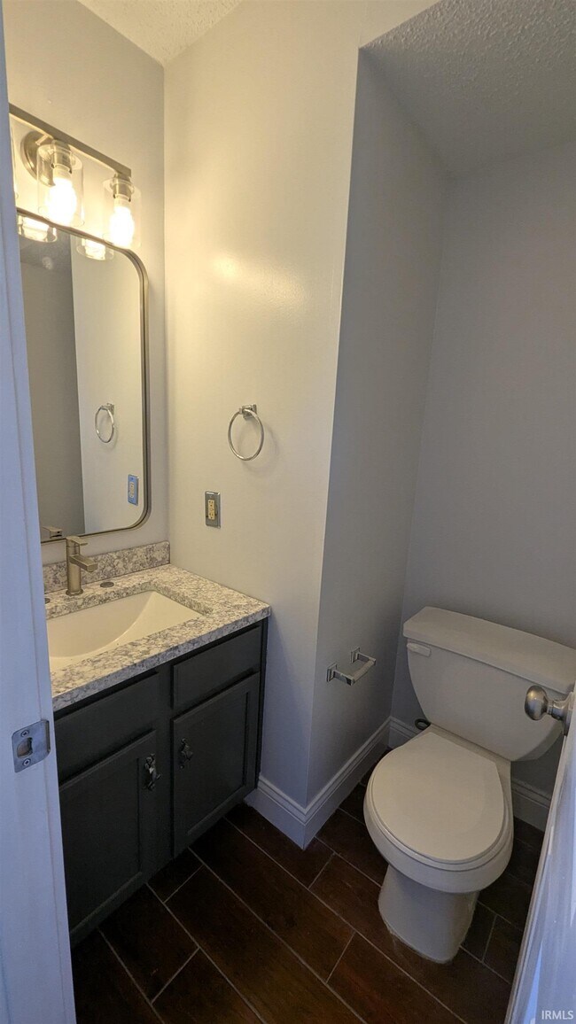 Building Photo - 432 E Laurelwood Dr