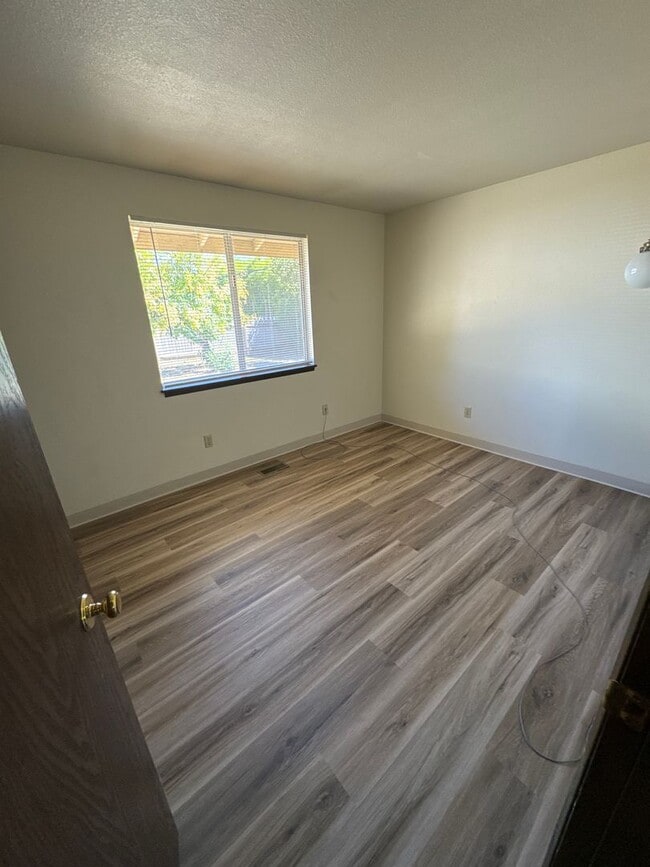 Building Photo - Cute 3 Bedroom 1 Bath in NW Corvallis! Sma...