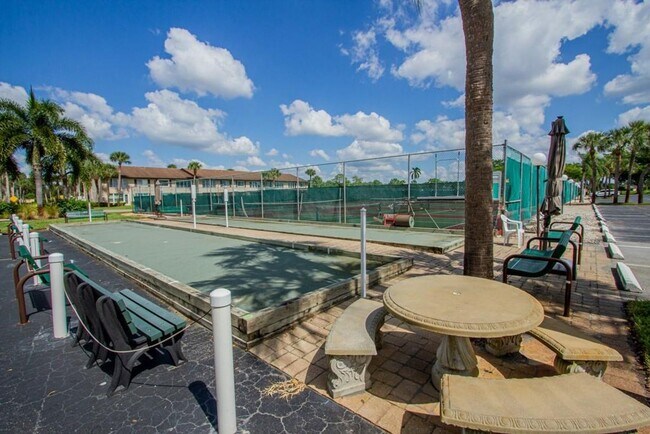 Building Photo - Bright & Spacious First-Floor Condo in Win...