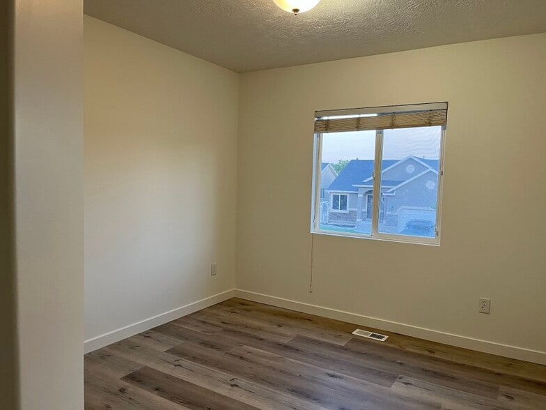 Building Photo - 1868 W Pointe Mdw Dr