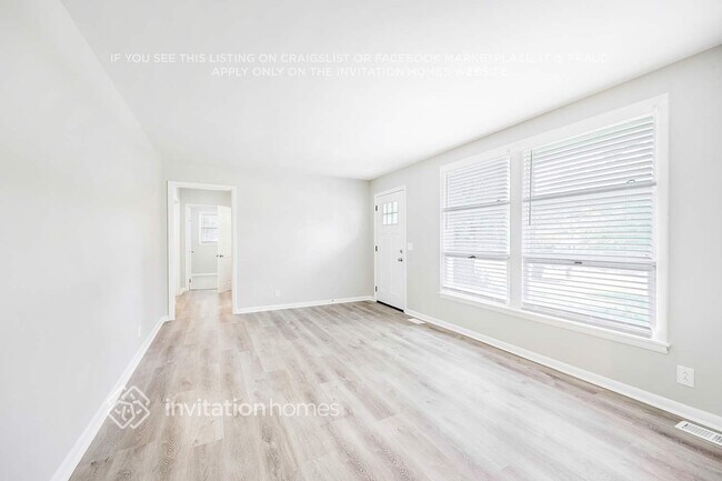 Building Photo - 562 Whispering Hills Dr