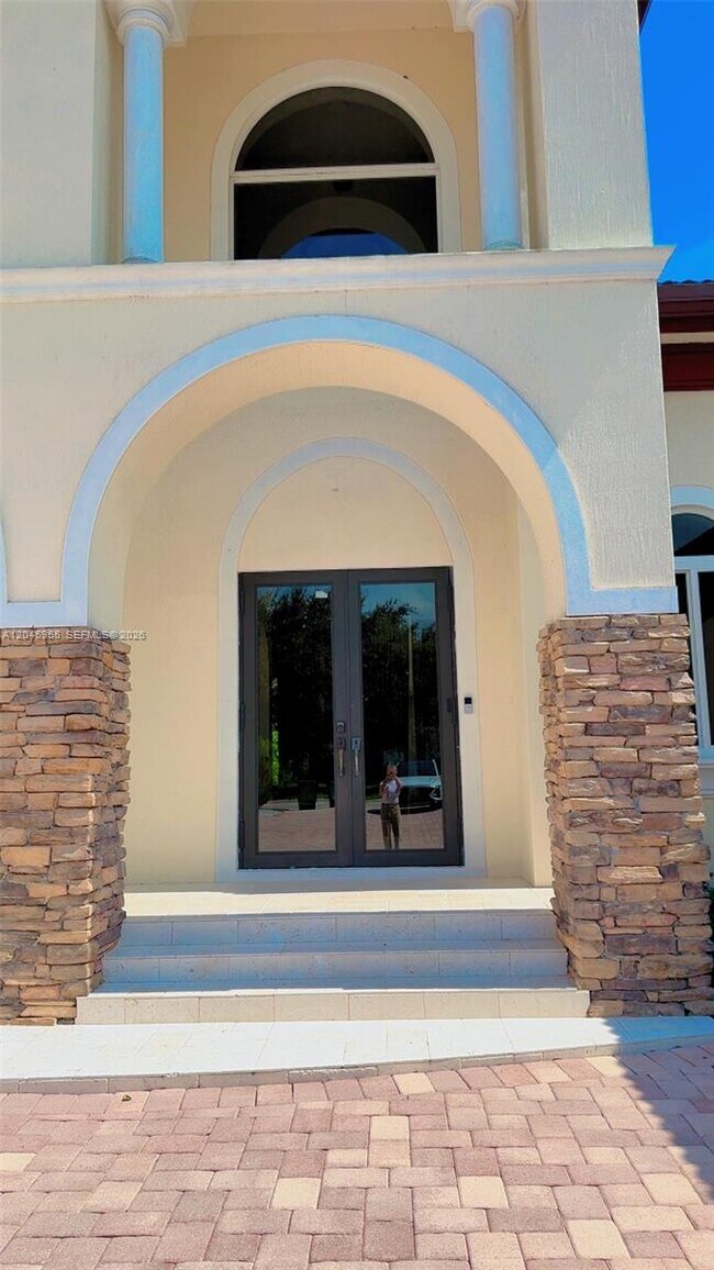 Building Photo - 12802 Grand Oaks Dr