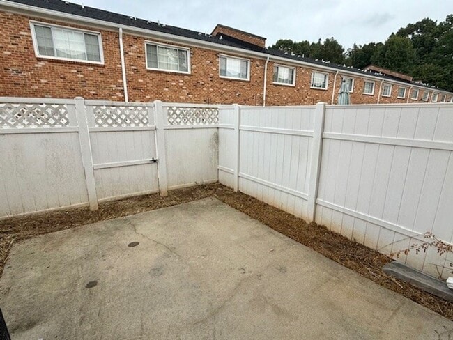 Building Photo - 1348 Green Oaks Ln