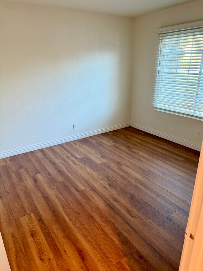 Building Photo - 3855 Thorncroft Ln