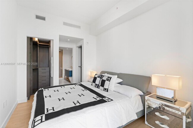 Building Photo - 2678 Tigertail Ave