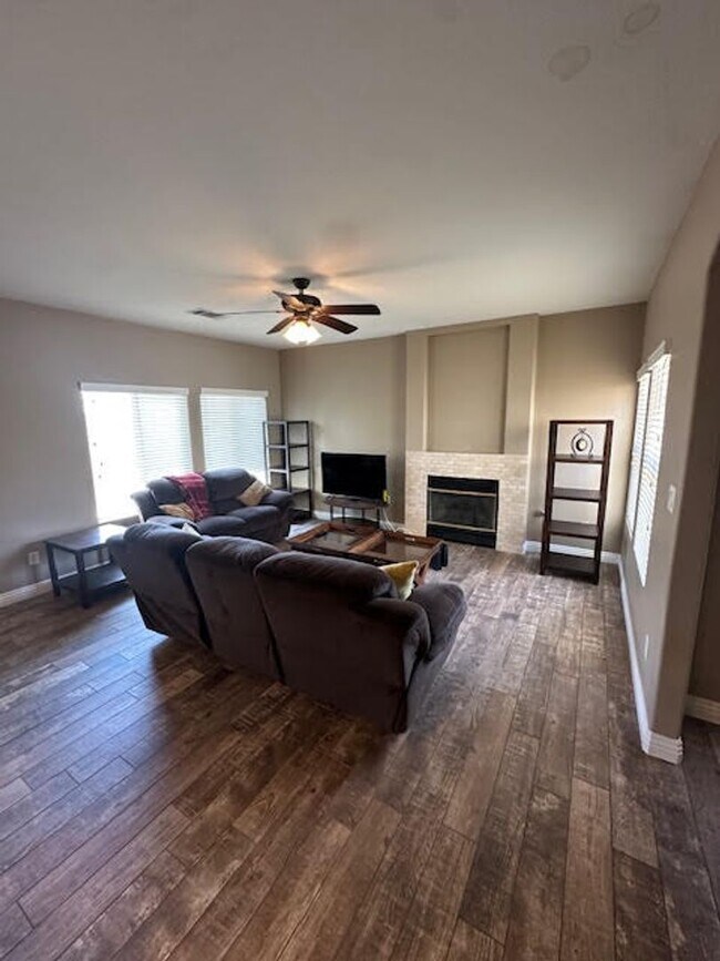 Building Photo - Single Family home in West Bakersfield