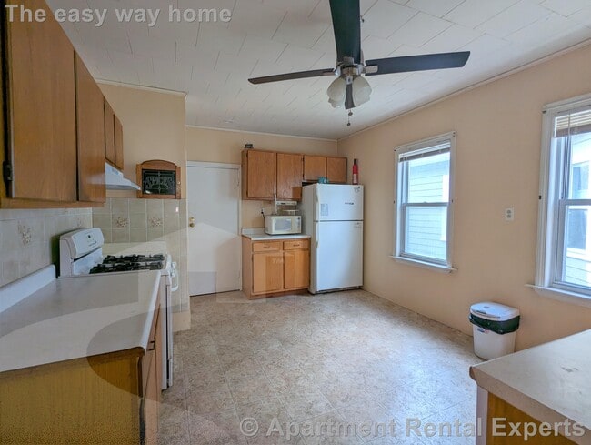 Primary Photo - Davis Square 3BR - 8 Mins to T - Dishwasher